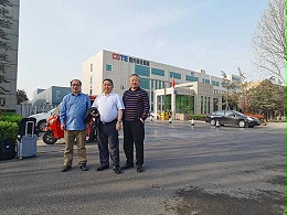 山东工厂门口合影