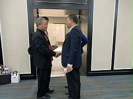 与重要客户或行业影响力人物合照-1
