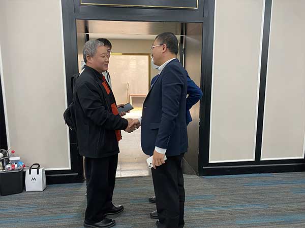 与重要客户或行业影响力人物合照-1